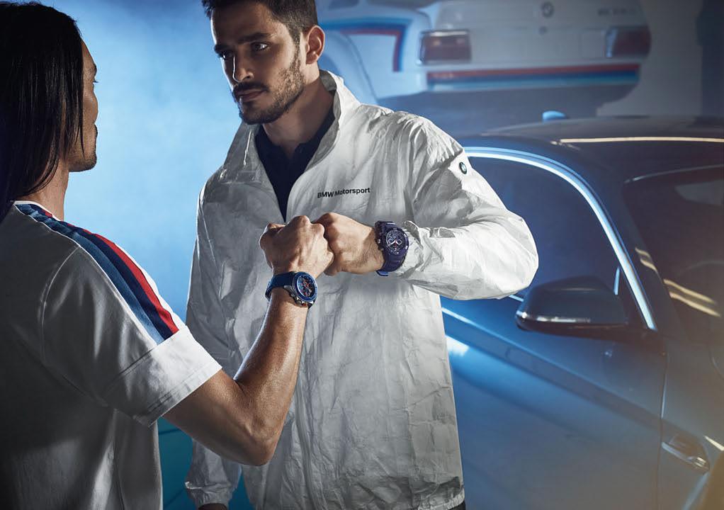 Fehér / Team kék 80 16 2 446 452 BMW Motorsport Motion férfipóló. Lezser szabású, kerek nyakú póló autót ábrázoló nyomattal a mellrészén, valamint áttetsző, fényes részletekkel.