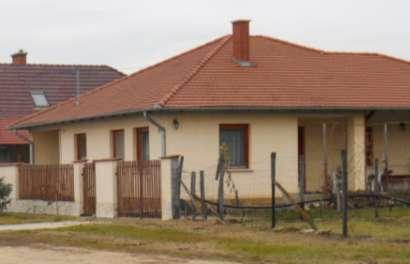 épülőfélben