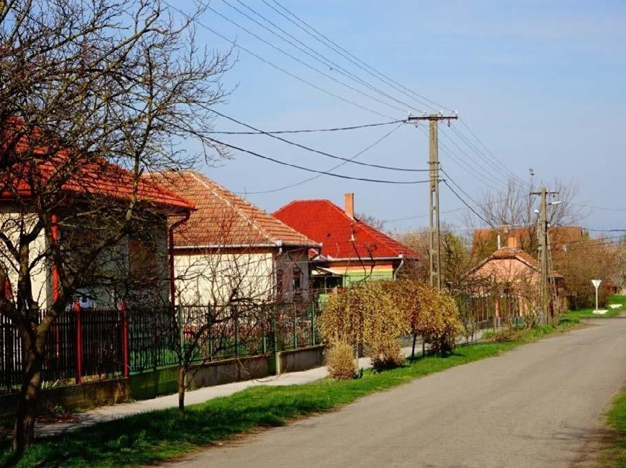 Egy egy utca vagy utcaszakasz hasonló képet mutat, sok helyen a tetőhajlásszögek,