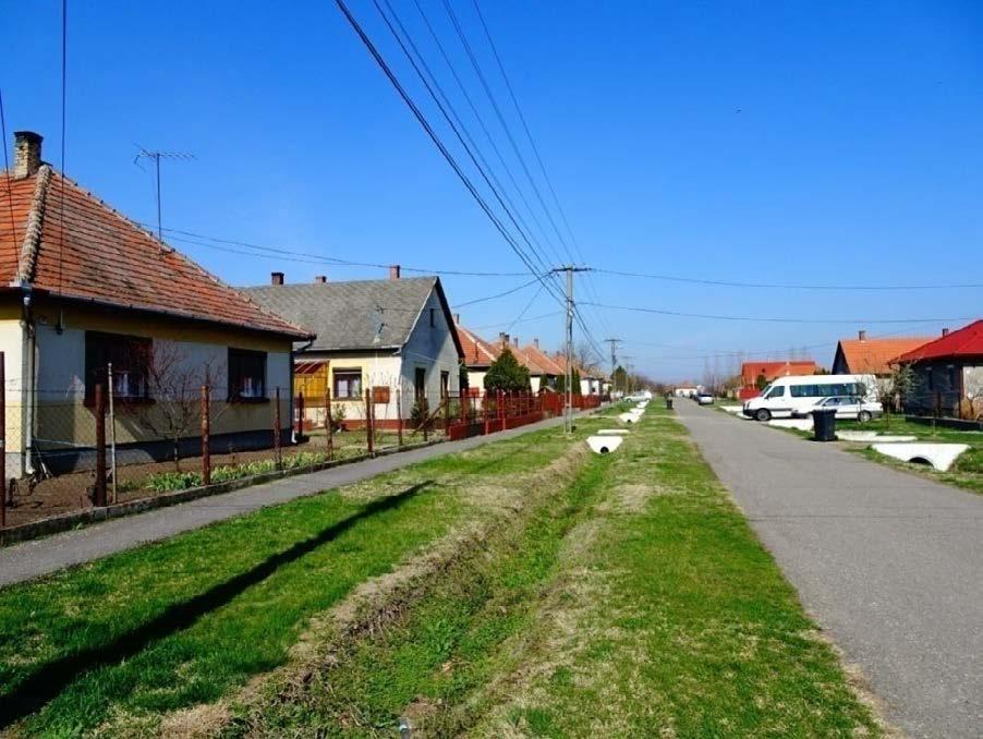Egyes utcák közel azonos beépítési jellegűek, így Köröstetétlen egyik részére a sátortetős