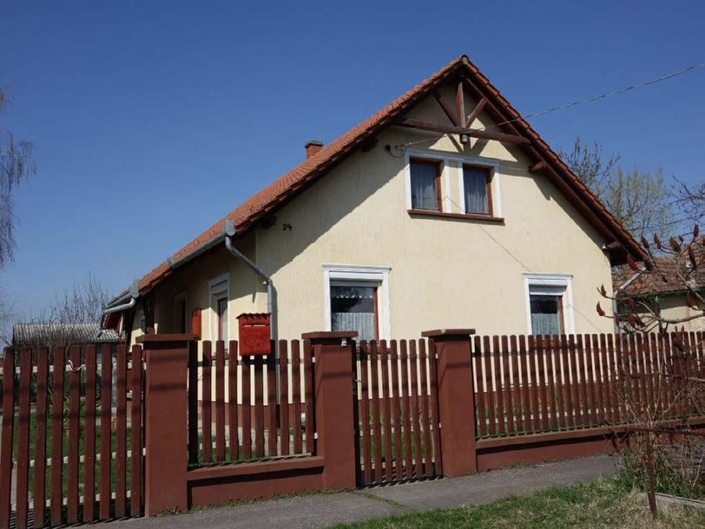 ÉPÜLETRÉSZLETEK TORNÁCOK Kőröstetétlenen nem jellemző a tornác.
