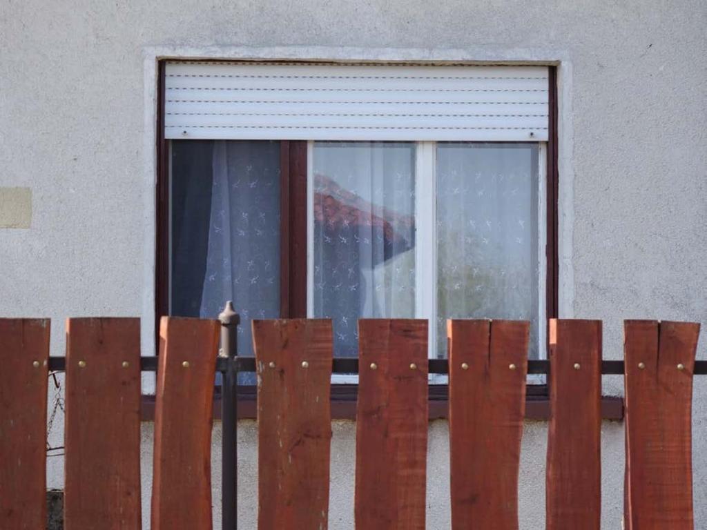 AJTÓK, ABLAKOK Sokszor mondják az ablak a ház szeme. Elképzelhetetlen a ház ablak nélkül, amely egyszerre jelenti a világosságot, a fényt, a kapcsolatot a külvilággal.