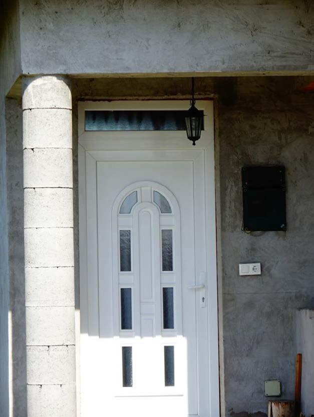 halszálkamintás, középen ablakkal osztott.