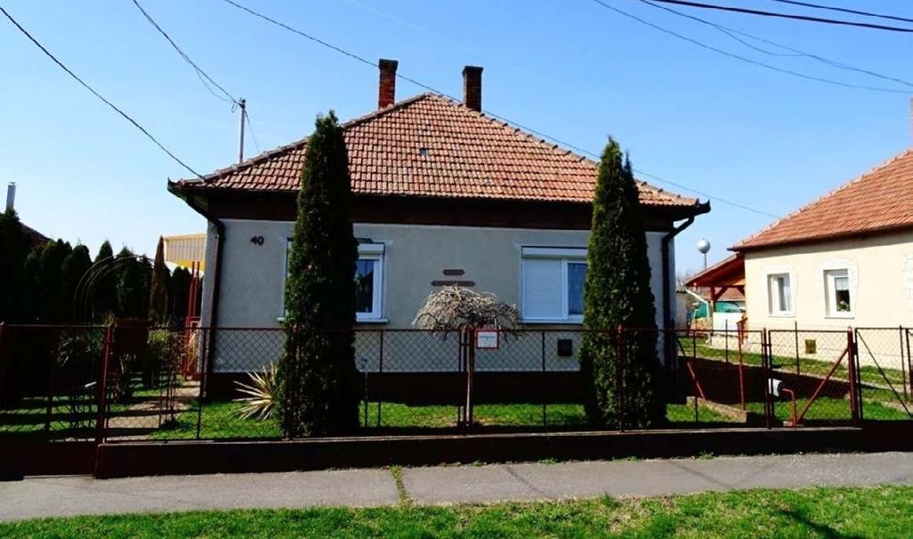 A szép, tervezett közterület az épülettel, előkerttel és kerítéssel együtt