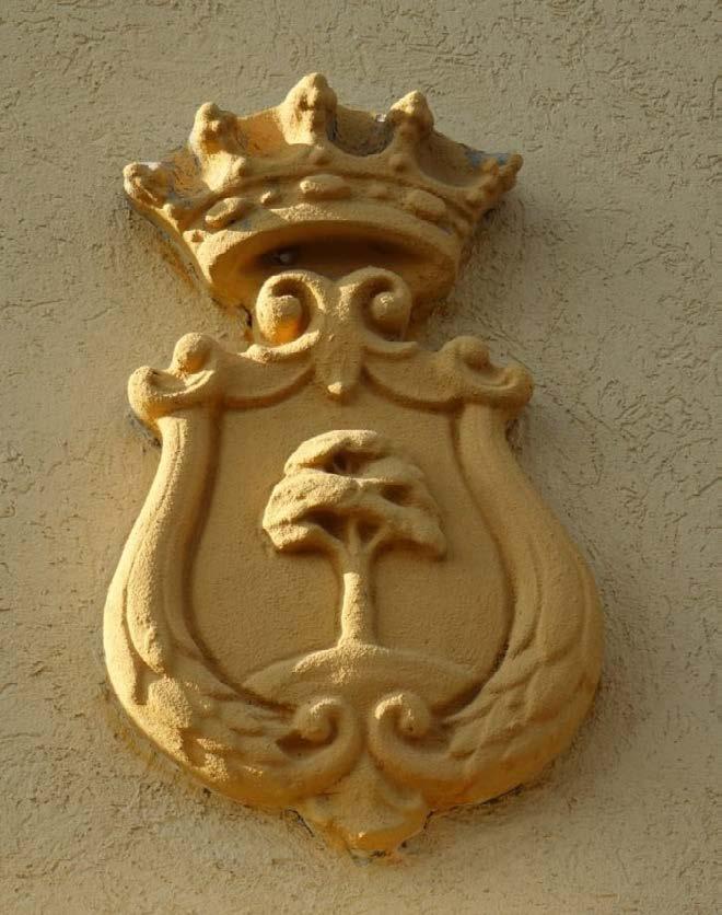 Az épületeken lévő homlokzatdíszítés egyedivé, jellegzetessé teszi az épületet.