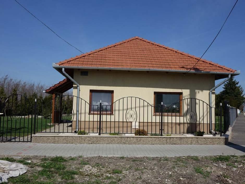 A modern kerítések szép példája a kovácsoltvas kerítés, pálcás kerítésmezőkkel, melynek