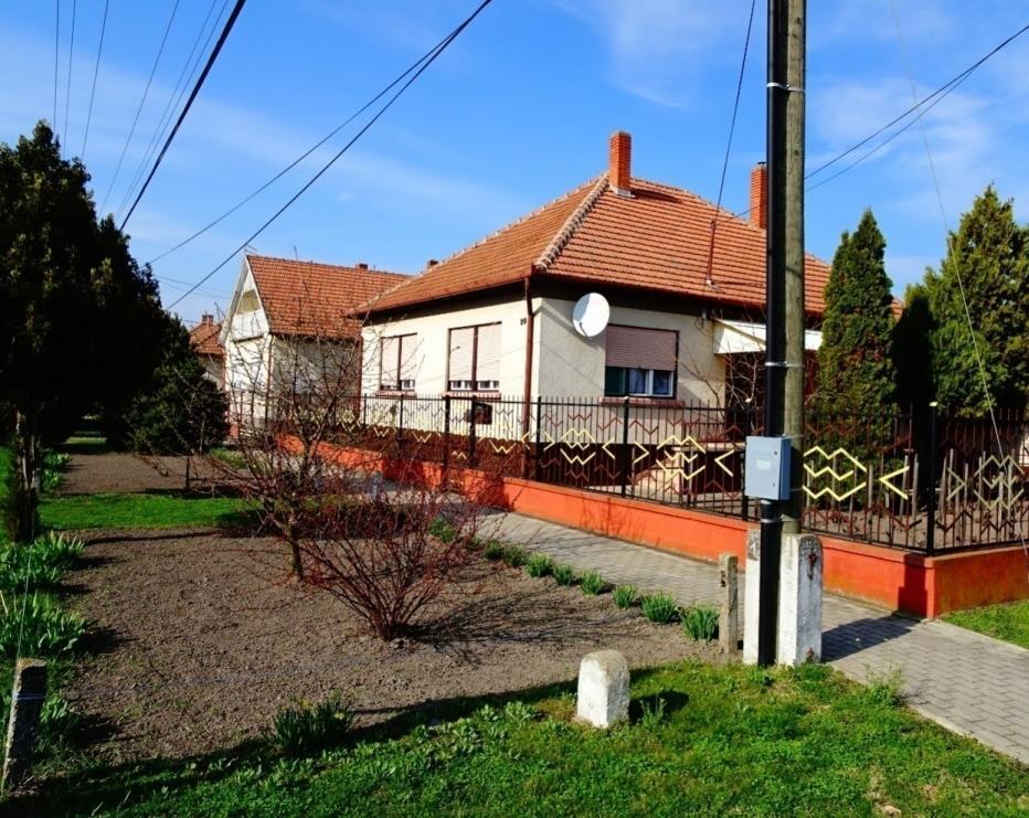 való alkalmazkodását, tűrését.