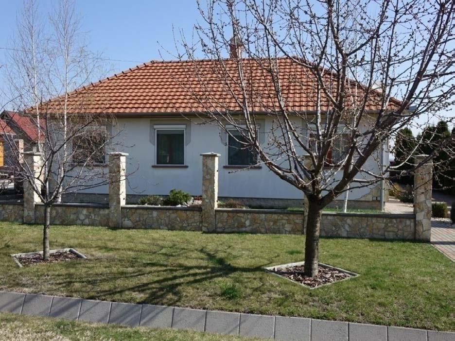 A modern épületek másik típusa, szép környezettel.