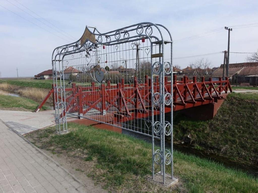 A településen ötletekben nincs hiány, így születhetett meg a szerelmesek fala, amely több településen hasonlóan a hagyományokat eleveníti meg.