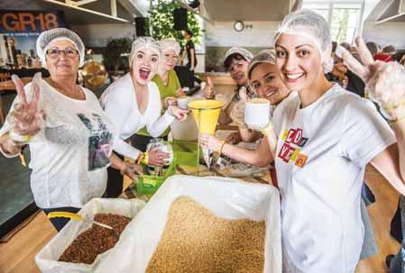PAKIRANJE HRANE BUDIMPEŠTA 2O. 05. 2018. Fondacija Rise Against Hunger dostavlja hranu školama u raznim regijama svijeta koje su pogođene glađu.