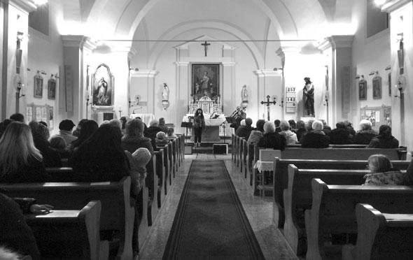 A dalokat a gyerekek kedve szerint énekeltük, kinek-kinek kedvence szerint. A közös éneklés után kezdódött az Adventi koncert a templomban, a Vétó-duó varázslatos elóadásában!