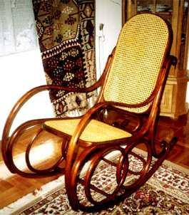 A FA HAJLÍTÁSA Íves bútoralkatrészek készíthetık: - Főrészeléssel, - Thonet-féle hajlítással, - Nagyfrekvenciás melegítéses hajlítással,és - Vékony lemezköteg formapréselésével Anyagmegtakarítás: