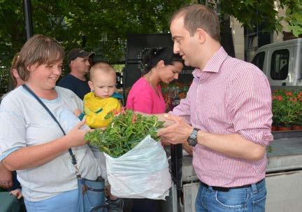 Óvárosban is sokan álltak sorba a virágokért Ismét virágot osztott Schmidt Csaba.