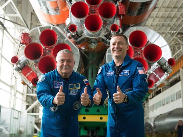 A hűtőszekrény méretű EO 1 jelenleg 680 km-es felszín feletti magasságú, közel poláris pályán kering.