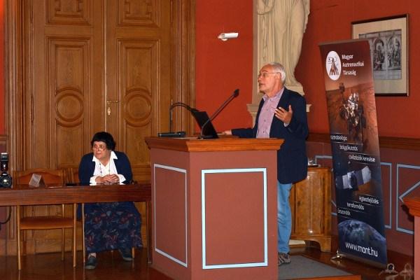 tóintézeteket is, azonban jelentős munkát végeznek a külföldi kapcsolatok terén itt.