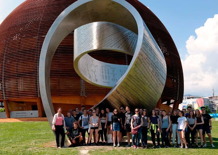 1 osztályok 2 105 teit. Elsőként egy ott dolgozó fiatalember tartott előadást arról, hogy mi is a CERN, miért jó, és bevezetett minket a részecskék világába.
