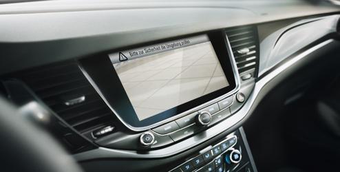 magasságának megfelelően állítható Mosható és cserélhető üléshuzattal Rögzítő készlet Opel DUO ISOFIX gyermekhordozóhoz Hátsó tolatókamera Sárvédő