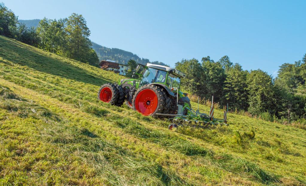 A VarioAtive változó áttételű kormányzással yorsan áttérhet a következő nyomvonalba. FENDT 200 VARIO: VARIOTRONIC Az iazi naysá metalálja a lejobb utat.