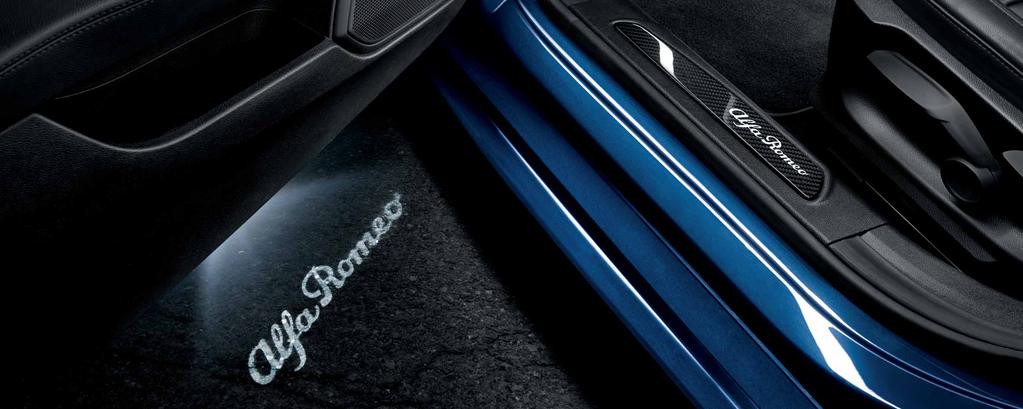 BELSŐ TARTOZÉKOK SZÉNSZÁLAS KÜSZÖBVÉDŐK Fehér színnel megvilágított Alfa Romeo logóval. Csak fekete belső tartozékokhoz. Első ajtókhoz.