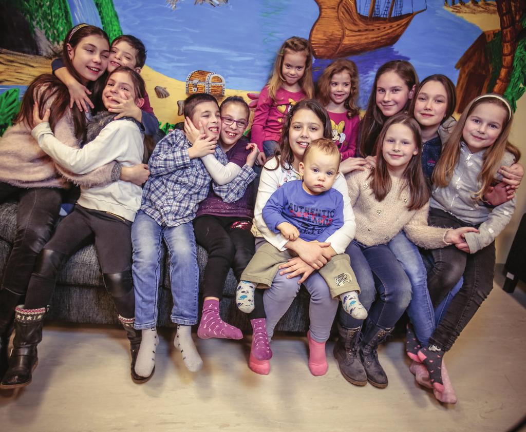 A gyermek fejlődésének lépcsőfokai a születésétől hároméves koráig A gyermek fejlődésbeli elmaradásának korai felismerése rendkívül nagy jelentőséggel bír.