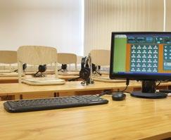 A tanulói asztalokon egy kis kezelő segítségével lehet a hangerőt szabályozni, illetve jelentkezni, amelyet a tanár a képernyőjén azonnal észlelhet.