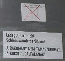 A rakomány nem támaszkodhat a kocsi oldalfalának