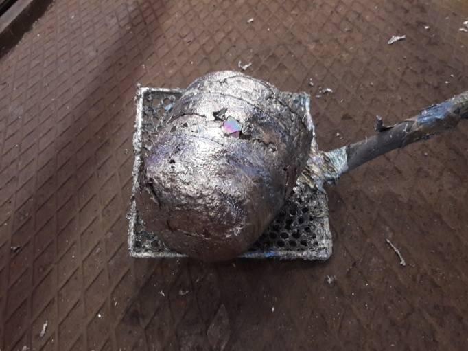 gyorsan befagyasztották a horganyt, de ráöntöttünk még ~2 kg olvadt cinket. Az így kapott tömböt hagytuk megszilárdulni és hűlni, így a kúpos belső felületű tégelyből ki tudtuk szedni.