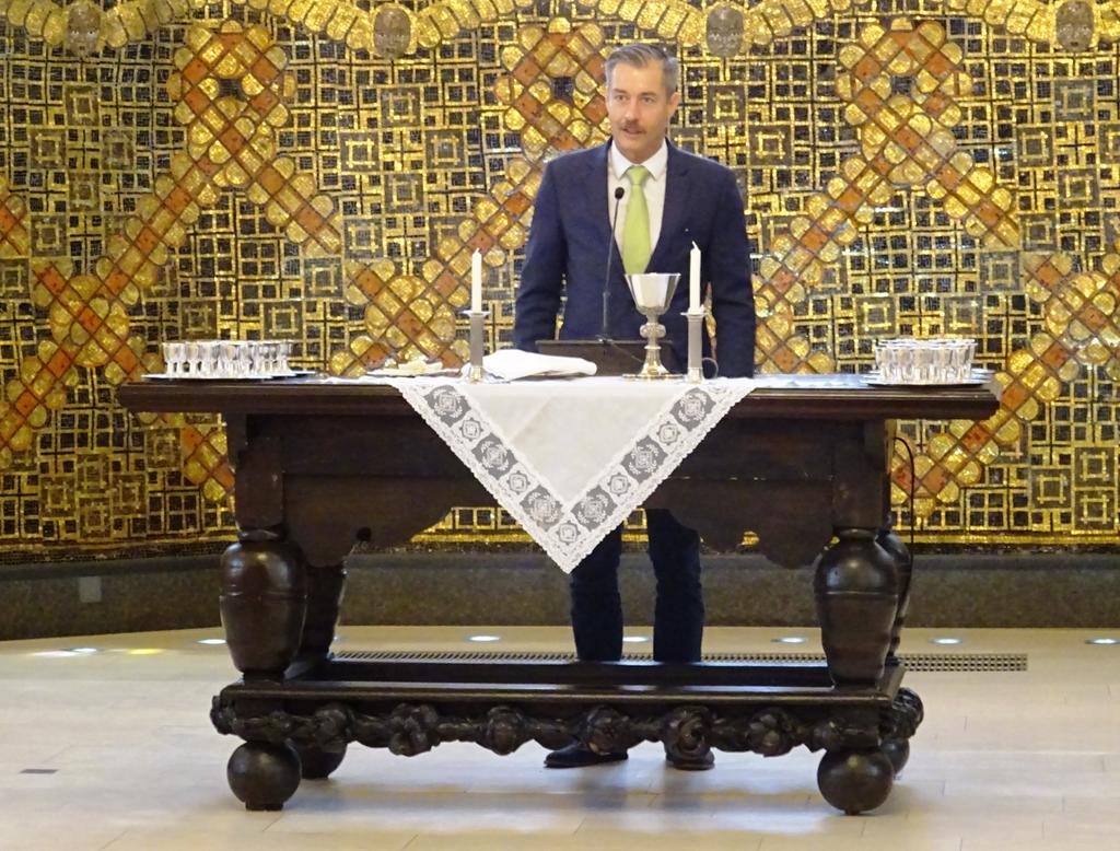 autóval és Isten kegyelméből mindnyájan időben megérkeztünk.
