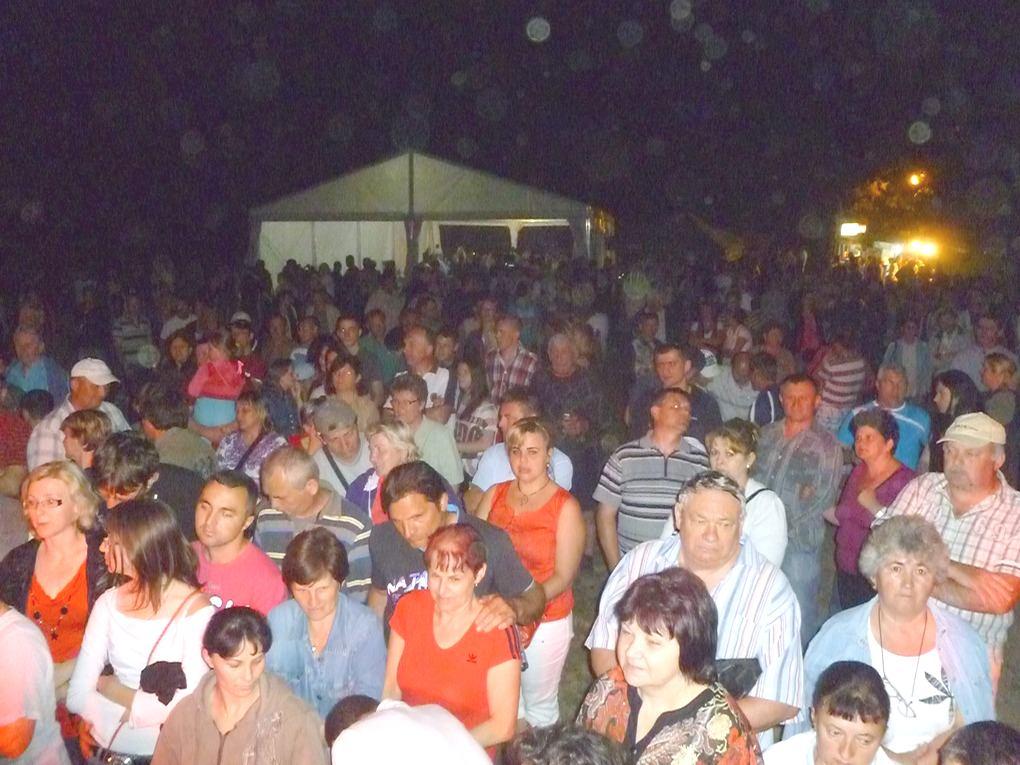 kig Sepsiszentgyörgyre, rengeteg fellépéseink vannak. - mik a tapasztalataid, szeretnek az emberek?