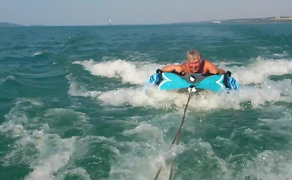 Kocsis Zoltán a Balatonban, amikor önfeledten örült (2013) (Vásárhelyi Gábor archívumából) Most már ott tartunk, hogy Zoltánt is brandnak használják. Vannak akik nála tanultak!
