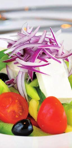 superior SALÁTÁK ÉS SZENDVICSEK Salads and sandwiches / Salate und Sandwiche Kerti zöldségek feta sajttal és olívával Garden vegetables with feta cheese and olives Gartengemüse mit Feta Käse und