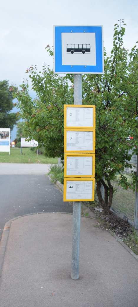 A megállóhelyen nem derül ki annak helyszíne, illetve az indulási adatok a