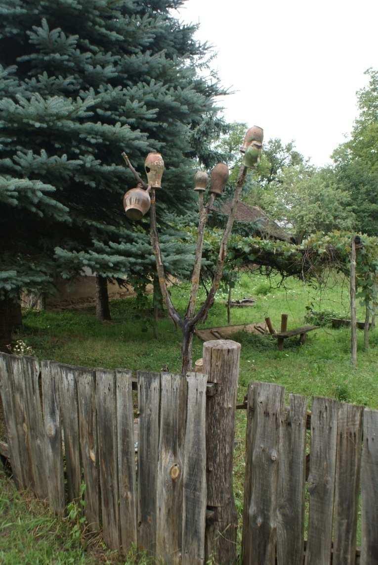 Ez egyszerre véd a kíváncsi tekintetektől és az időjárástól (csapadék, napsütés) is. Az épületek formája a környezetéhez igazodik.