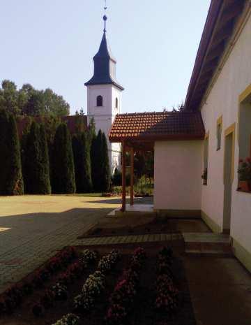döntően.