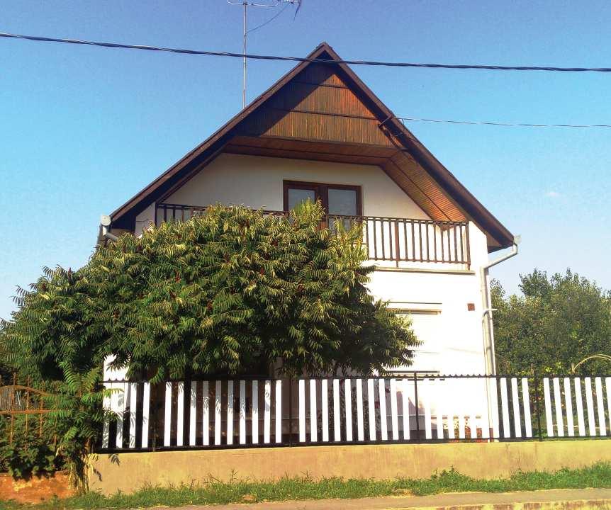 HOMLOKZATKÉPZÉS, ANYAGHASZNÁLAT Az épületek vakoltak. A vakolt homlokzati felületeken olykor előfordul csekély tagolás, melyek a homlokzat anyagából készültek.