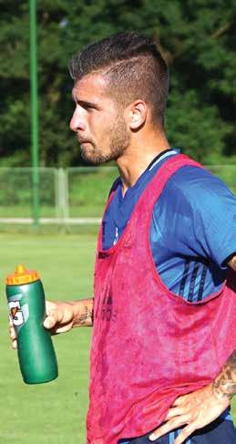 Játékosportré 6 ÚJRA KÖZTÜNK A Székesfehérváron töltött rendkívüli évek után újra a Puskás Akadémia mezét viseli Szolnoki Roland. Jobbhátvédünkkel a csapat horvátországi edzőtáborában beszélgettünk.