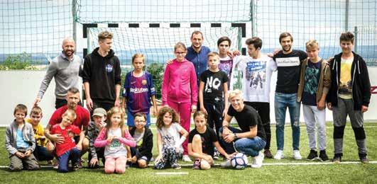 Jótékonyság 16 SPORTTAL ÉS SZERETETTEL A SZÍVBETEG GYERMEKEKÉRT 17 A Puskás Akadémia képviseletében egykori és jelenlegi válogatott labdarúgók keresték fel a zalaszabari Gyógyító Szent