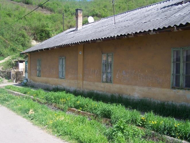 A Kiserdő alján kizárólag komfort nélküli önkormányzati bérlakások találhatók (általában 4 lakás egy épületben).