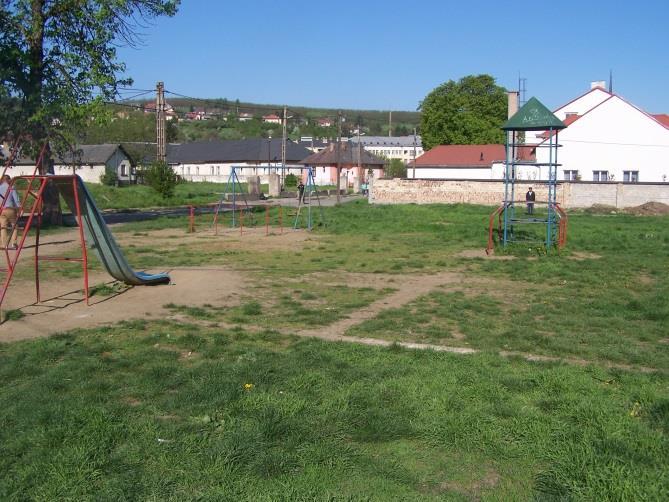 A telep közvetlen szomszédságában, a keleti irányú határoló utcában áll az az óvoda, ahová az akcióterületről illetve a szomszédos Hétes-telepről járnak a gyerekek.