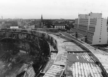 Üveg függönyfalak A Budapest Sportcsarnok területén keletkezett tûzeset értékelése kapcsán hiba lenne figyelmen kívül hagyni az 1984. január 21- én keletkezett tûzeset tanulságait.