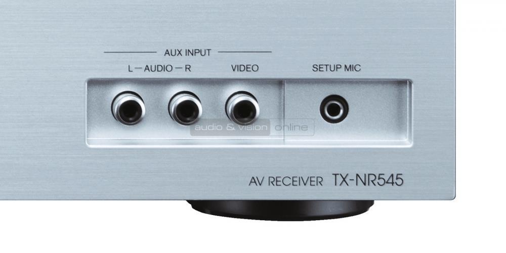 Az előlapot szemügyre véve találkozunk először a spórolós tervezés jelével. Sem HDMI sem USB bemenetet nem alakítottak ki rajta, be kell érnünk egy analóg kompozit videó / sztereó hang RCA hármassal.