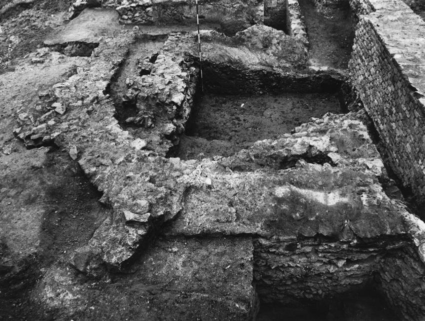 kép) A történeti forrásokból ismert, hogy a székesegyház északi oldalánál állt az Aranyos Mária-kápolna, amelyet Neszmélyi Miklós püspök (1346 1360) alapított.