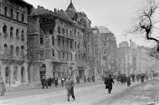 Említésre méltó, hogy az 1956-os forradalom alatt Józsefváros kiemelkedő szerepnek örvendett, ugyanis a forradalom nyitánya a Magyar Rádió épületénél (Pollack Mihály tér) kialakuló harc volt.