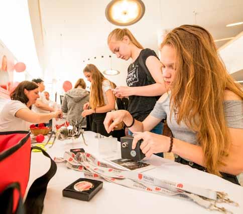 TECHGIRLS 2018 Mädchen für technische Laufbahnen begeistern Von: Daniel Hirsch Mit ihrer 2017 gestarteten Veranstaltungsreihe TechGirls will die DUIHK Mädchen für ein technisches Studium und