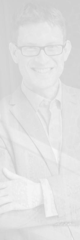 Lionel Roggnál, Pálúr Jánosnál és James David Christie-nél. A Lipcsei Bach Verseny győztese, a Yale Egyetem zeneszerzős doktorandusz hallgatója és New-Yorkban a manhattani St.