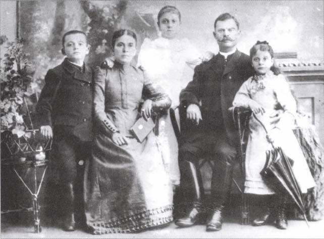 Ami Kiss Lajos alkotó tevékenységének lényegét illeti: ő abból a néprajzos rétegből indult, amely elbeszélés-szerűen adta elő, amit a népéletből megfigyelt.