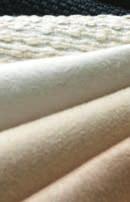 ANYAGBEMUTATÁS Függönyválasztás során számos dilemmával szembesülünk. Mi a különbség az organza és a voile között? Melyik anyag mire alkalmas?
