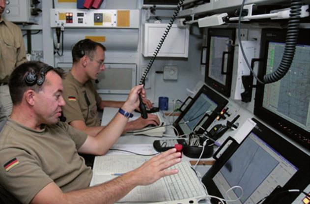 A KZO PILÓTA NÉLKÜLI CÉLFELDERÍTŐ REPÜLŐGÉP A Rheinmetall Defence Elektronics GmbH lopakodó tulajdonságú, toló-légcsavaros eszköze Kunduzban 2009 júliusa óta áll rendelkezésre.
