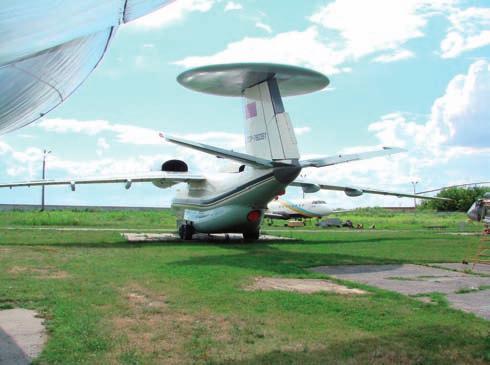 Nemzetközi haditechnikai szemle 13. ábra. A Jak 141 VTOL hordozófedélzeti vadászrepülőgép (S. Gy.) szik, hogy 3 6 órás feladat végzése közben a hajók azonos sebességgel mozogjanak.