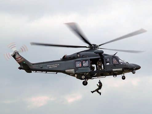 Nemzetközi haditechnikai szemle 9. ábra. Kutató-mentő szakszemélyzet kötélen ereszkedik alá a helikopterből (Fotó: Kelecsényi István) (dimenziójának) felhasználását a műveletek végrehajtásakor.